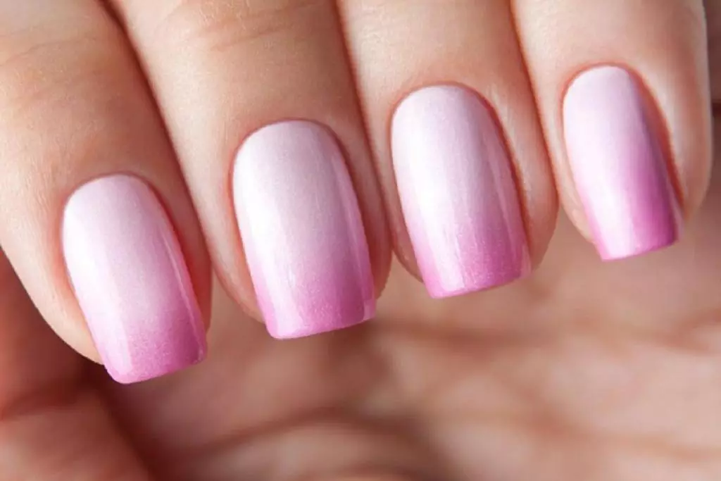Manicure rosa-rosa (61 foto): Design per unghie con gradiente e strass, idee di creazione di ombre e franch 17243_60