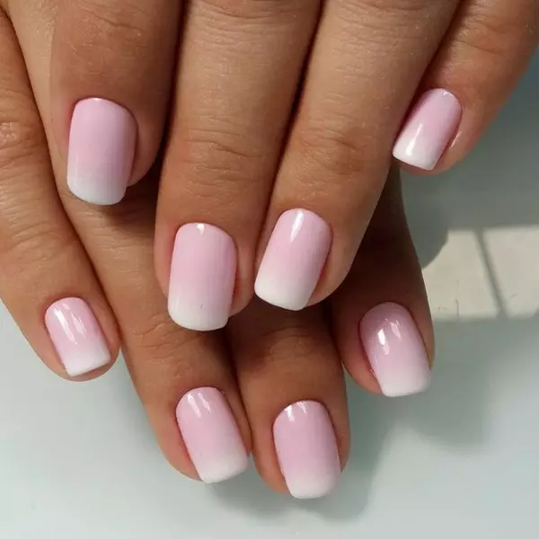 Bijelo-ružičasta manikura (61 fotografije): dizajn noktiju sa gradijentnim i rhinestonesom, ideje stvaranja Ombre i Franch-a 17243_7