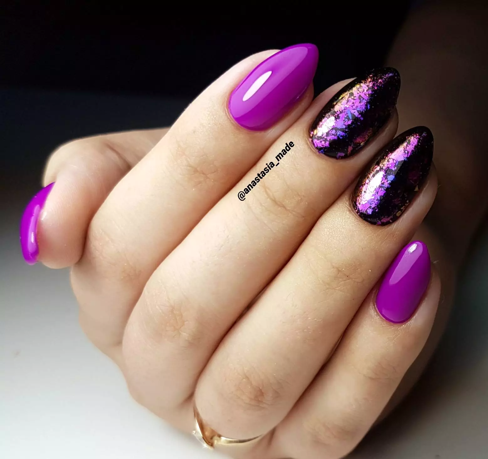 紫色修指甲（109張照片）：釘子裝飾清漆黑暗和白色紫色，美麗的修指甲ombre 17245_16