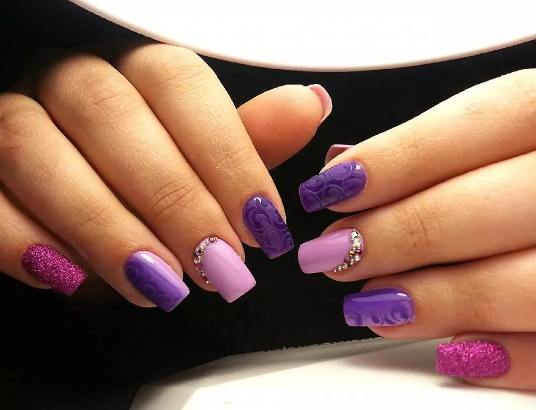 紫色修指甲（109張照片）：釘子裝飾清漆黑暗和白色紫色，美麗的修指甲ombre 17245_24