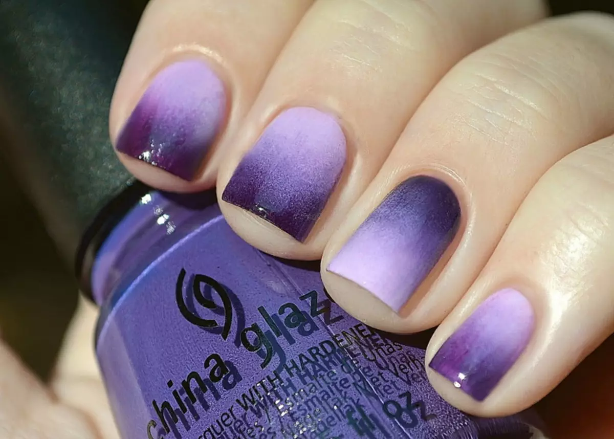 紫色修指甲（109張照片）：釘子裝飾清漆黑暗和白色紫色，美麗的修指甲ombre 17245_61