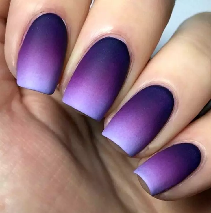 紫色修指甲（109張照片）：釘子裝飾清漆黑暗和白色紫色，美麗的修指甲ombre 17245_62