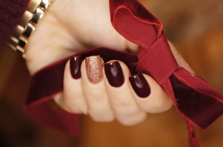 manicura de color marró (63 fotos): disseny d'ungles amb un vernís mat en colors foscos, manicura de la laca de color marró clar amb diamants d'imitació 17247_25
