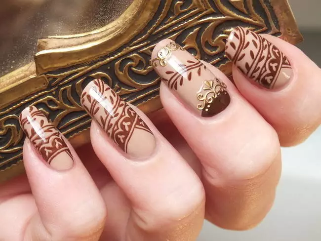 manicura de color marró (63 fotos): disseny d'ungles amb un vernís mat en colors foscos, manicura de la laca de color marró clar amb diamants d'imitació 17247_3