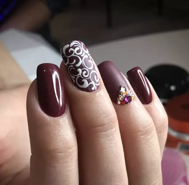 manicura de color marró (63 fotos): disseny d'ungles amb un vernís mat en colors foscos, manicura de la laca de color marró clar amb diamants d'imitació 17247_35