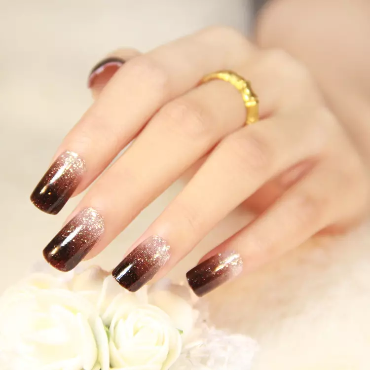 manicura de color marró (63 fotos): disseny d'ungles amb un vernís mat en colors foscos, manicura de la laca de color marró clar amb diamants d'imitació 17247_36