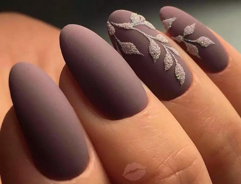 manicura de color marró (63 fotos): disseny d'ungles amb un vernís mat en colors foscos, manicura de la laca de color marró clar amb diamants d'imitació 17247_47