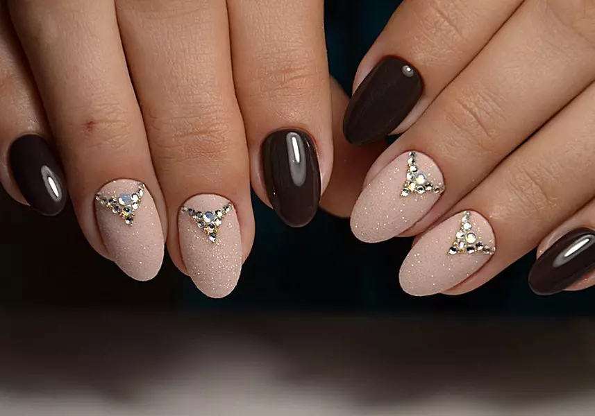 manicura de color marró (63 fotos): disseny d'ungles amb un vernís mat en colors foscos, manicura de la laca de color marró clar amb diamants d'imitació 17247_48