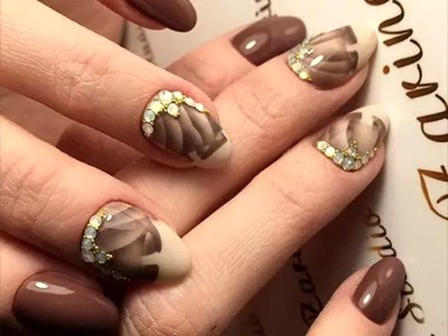 manicura de color marró (63 fotos): disseny d'ungles amb un vernís mat en colors foscos, manicura de la laca de color marró clar amb diamants d'imitació 17247_50