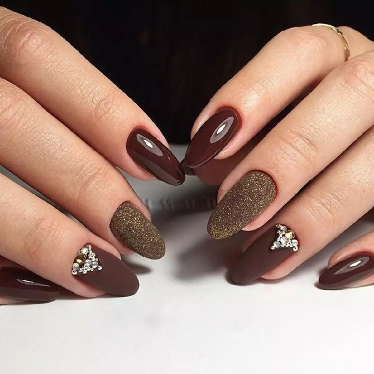 manicura de color marró (63 fotos): disseny d'ungles amb un vernís mat en colors foscos, manicura de la laca de color marró clar amb diamants d'imitació 17247_59