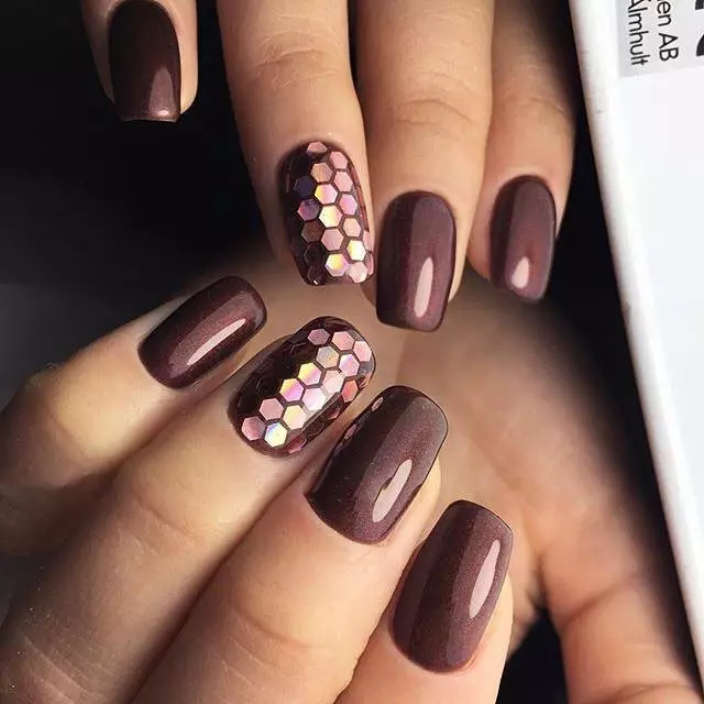 manicura de color marró (63 fotos): disseny d'ungles amb un vernís mat en colors foscos, manicura de la laca de color marró clar amb diamants d'imitació 17247_60