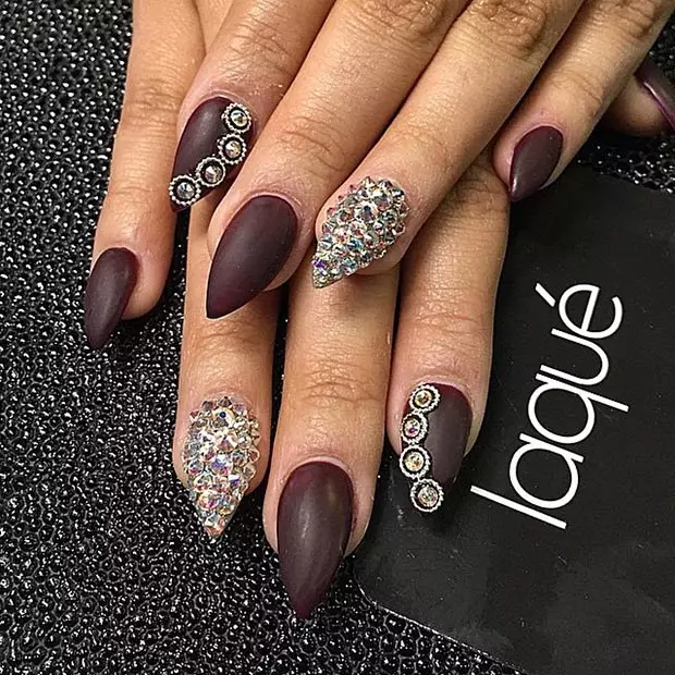 manicura de color marró (63 fotos): disseny d'ungles amb un vernís mat en colors foscos, manicura de la laca de color marró clar amb diamants d'imitació 17247_62