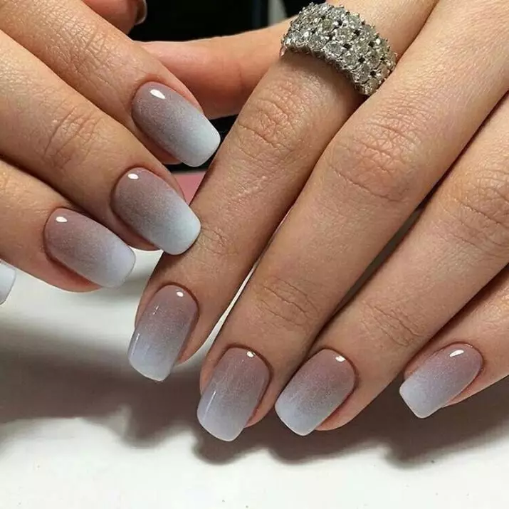 manicura de color marró (63 fotos): disseny d'ungles amb un vernís mat en colors foscos, manicura de la laca de color marró clar amb diamants d'imitació 17247_7