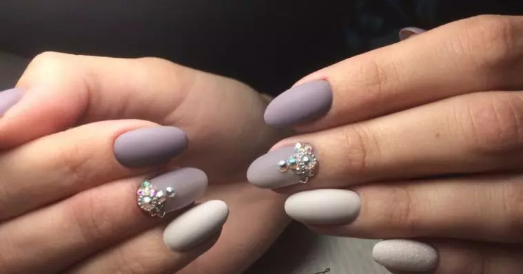 Manicure en colores grises (38 fotos): ideas para el diseño de uñas en color plateado 17248_17