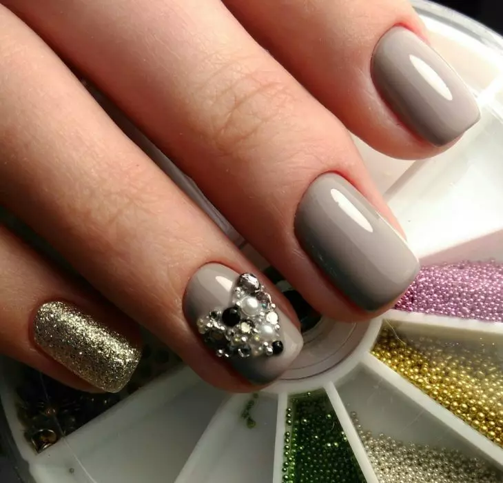 Манікюр в сірих тонах (38 фото): ідеї для дизайну нігтів в сріблястому кольорі 17248_22