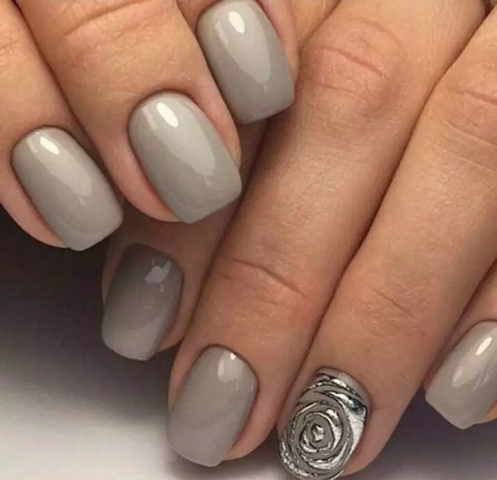 Manicure en colores grises (38 fotos): ideas para el diseño de uñas en color plateado 17248_26