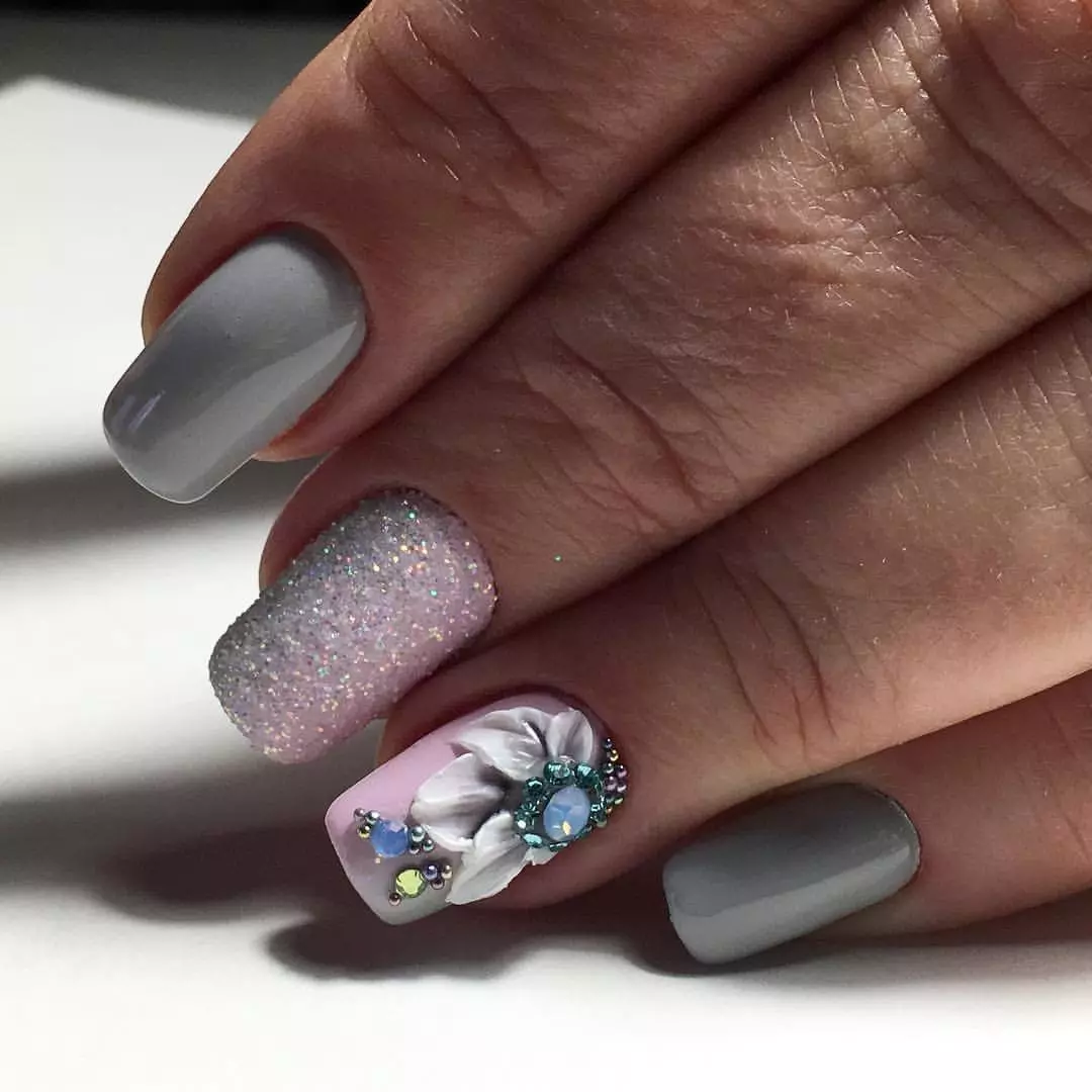 Manicure en colores grises (38 fotos): ideas para el diseño de uñas en color plateado 17248_3