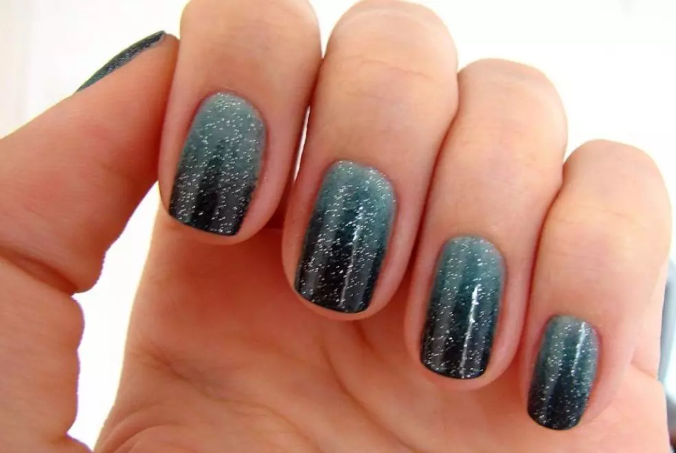 Manicure en colores grises (38 fotos): ideas para el diseño de uñas en color plateado 17248_37