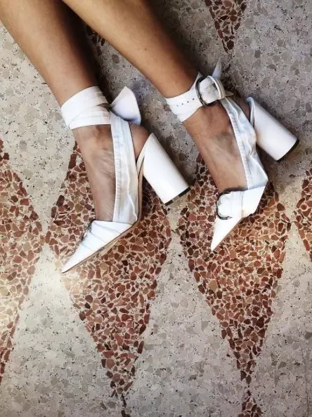 White Heel Sandals (36 fotografija): Niski modeli, na gusta potpetice 1724_11