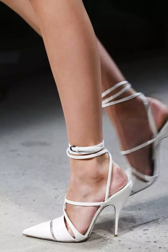 თეთრი ქუსლი sandals (36 ფოტო): დაბალი მოდელები, სქელი ქუსლები 1724_17