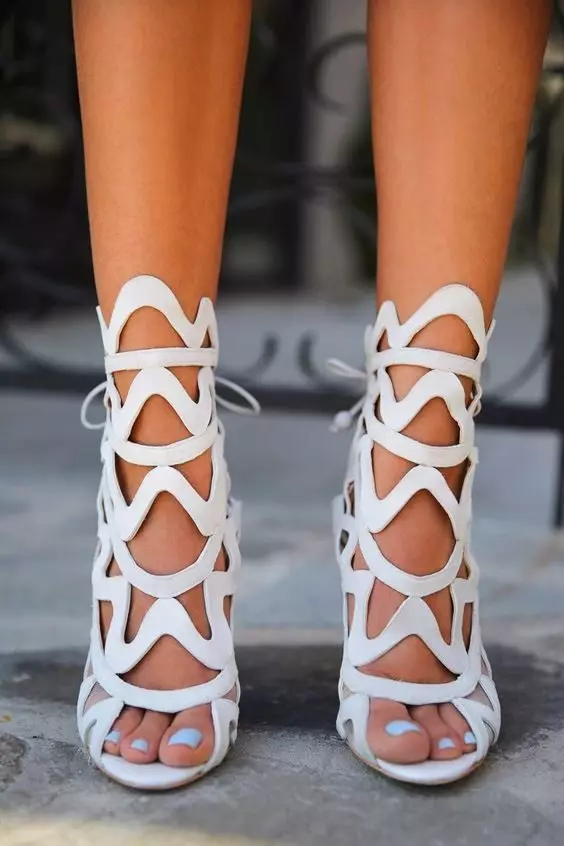 White Heel Sandals (36 mga larawan): Mababang mga modelo, sa makapal na takong 1724_3