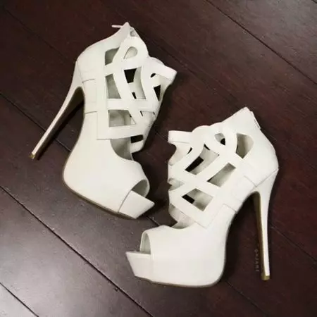 თეთრი ქუსლი sandals (36 ფოტო): დაბალი მოდელები, სქელი ქუსლები 1724_7
