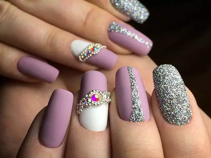 Design of lilac nails (63 photos): Ideas for a lilac color manicure with sparkles, rhinestones and pattern 17252_12