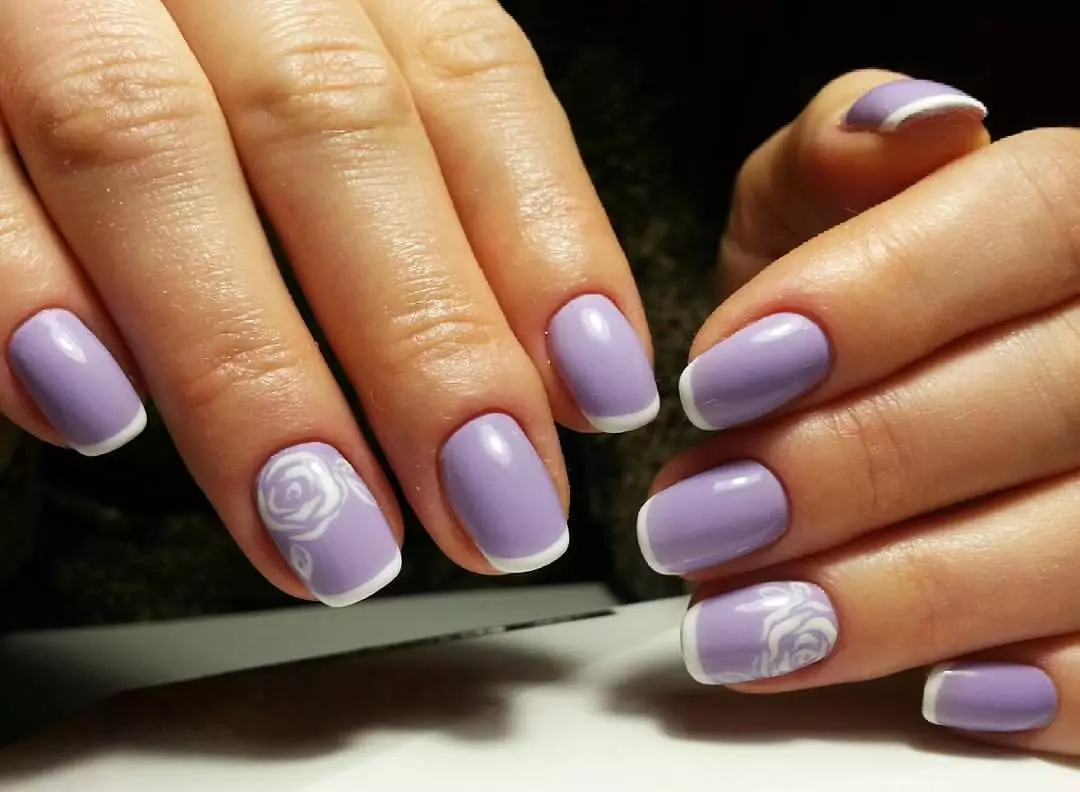Design av Lilac Nails (63 bilder): Idéer för en lila färg manikyr med gnistrar, rhinestones och mönster 17252_13