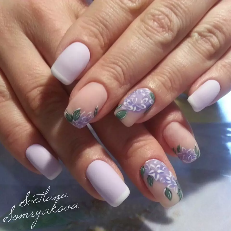 Design av Lilac Nails (63 bilder): Idéer för en lila färg manikyr med gnistrar, rhinestones och mönster 17252_15