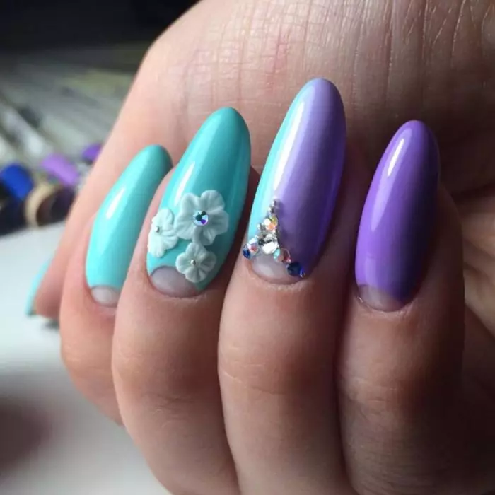 Design of lilac nails (63 photos): Ideas for a lilac color manicure with sparkles, rhinestones and pattern 17252_24