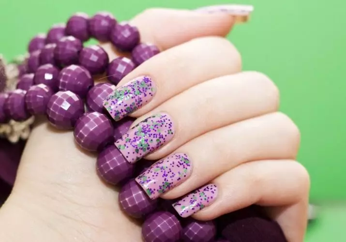 Design av Lilac Nails (63 bilder): Idéer för en lila färg manikyr med gnistrar, rhinestones och mönster 17252_25