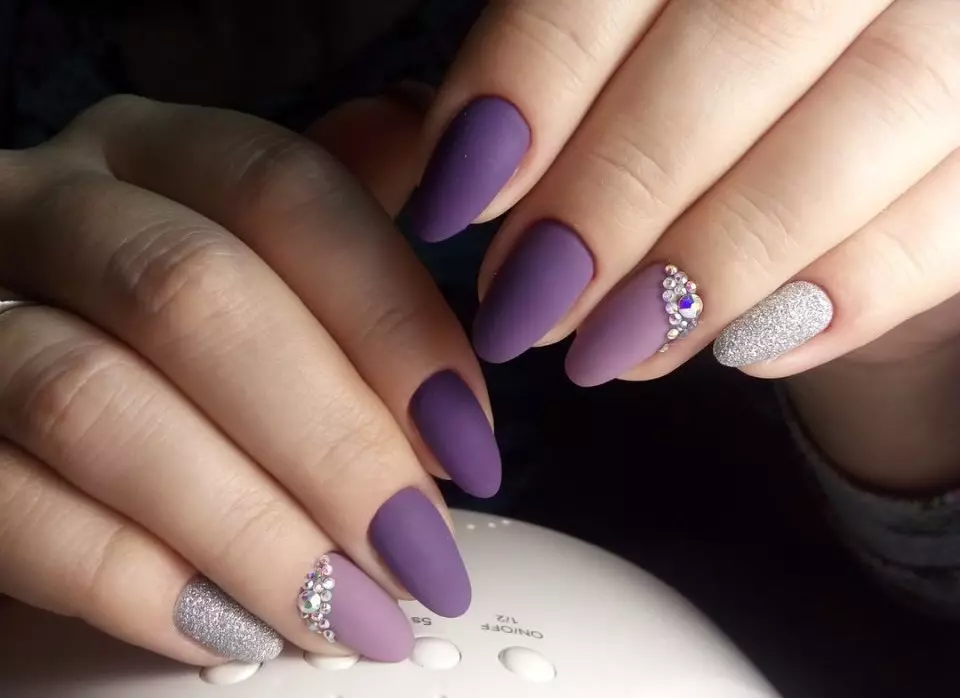 Design of lilac nails (63 photos): Ideas for a lilac color manicure with sparkles, rhinestones and pattern 17252_31