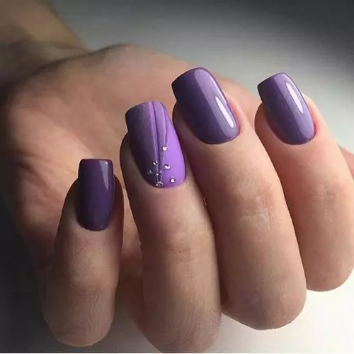 Design av Lilac Nails (63 bilder): Idéer för en lila färg manikyr med gnistrar, rhinestones och mönster 17252_32