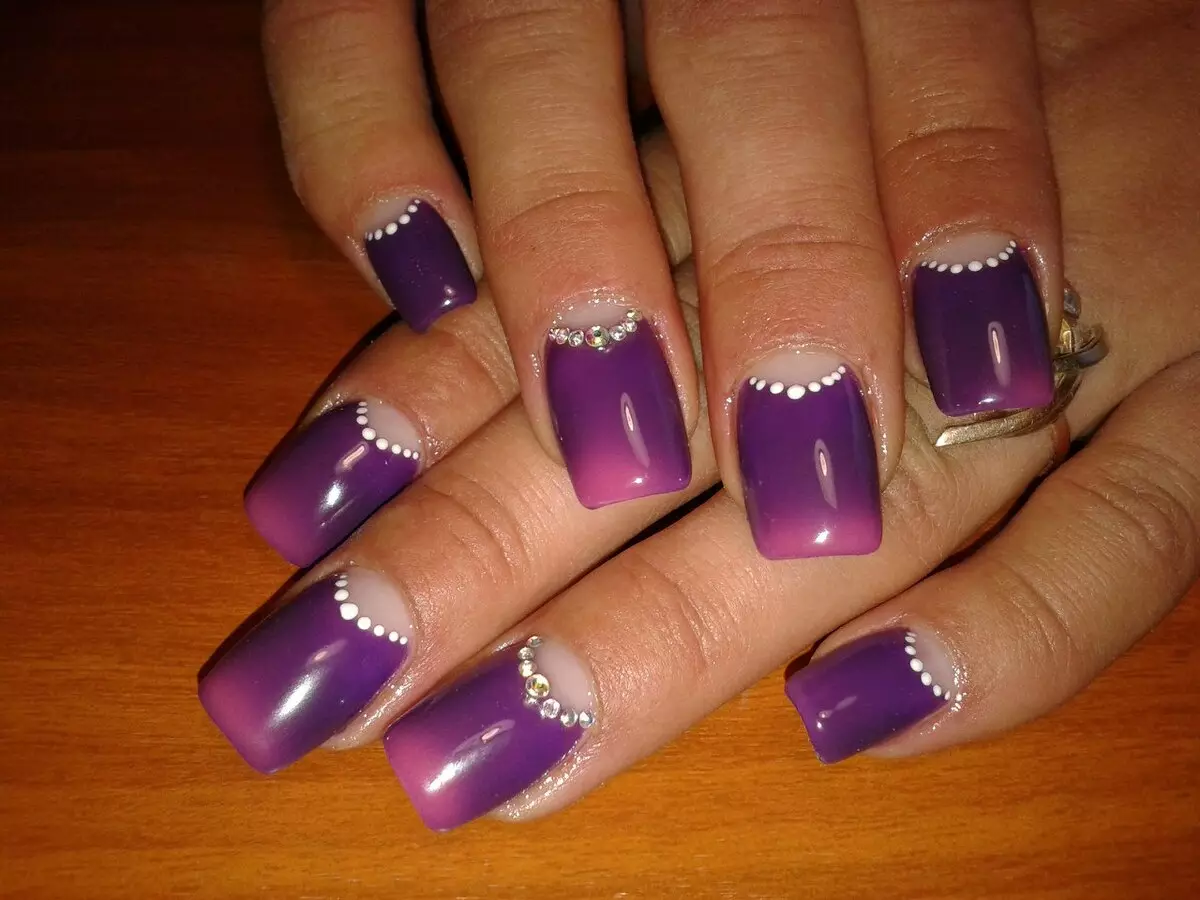 Design of lilac nails (63 photos): Ideas for a lilac color manicure with sparkles, rhinestones and pattern 17252_35