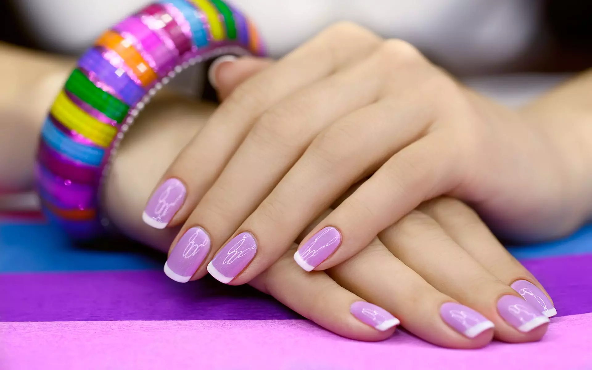Design av Lilac Nails (63 bilder): Idéer för en lila färg manikyr med gnistrar, rhinestones och mönster 17252_39