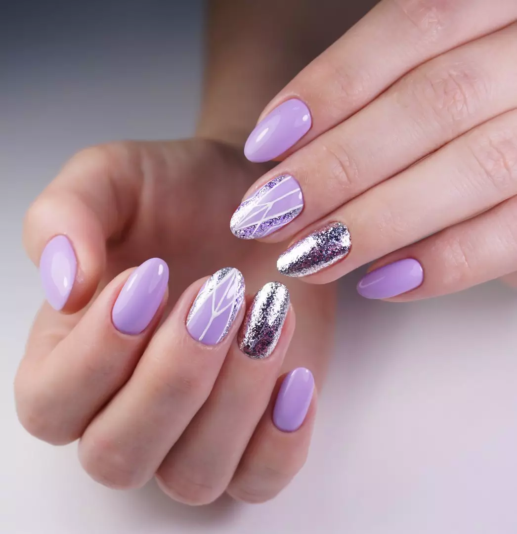 Design av Lilac Nails (63 bilder): Idéer för en lila färg manikyr med gnistrar, rhinestones och mönster 17252_4