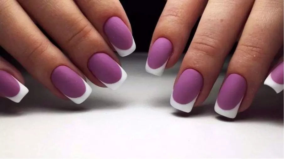 Design av Lilac Nails (63 bilder): Idéer för en lila färg manikyr med gnistrar, rhinestones och mönster 17252_40