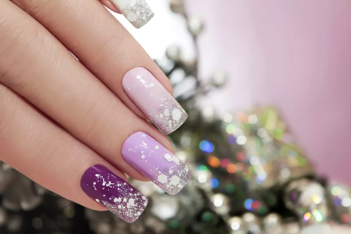Design of lilac nails (63 photos): Ideas for a lilac color manicure with sparkles, rhinestones and pattern 17252_46