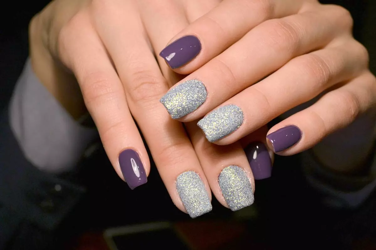 Design of lilac nails (63 photos): Ideas for a lilac color manicure with sparkles, rhinestones and pattern 17252_47