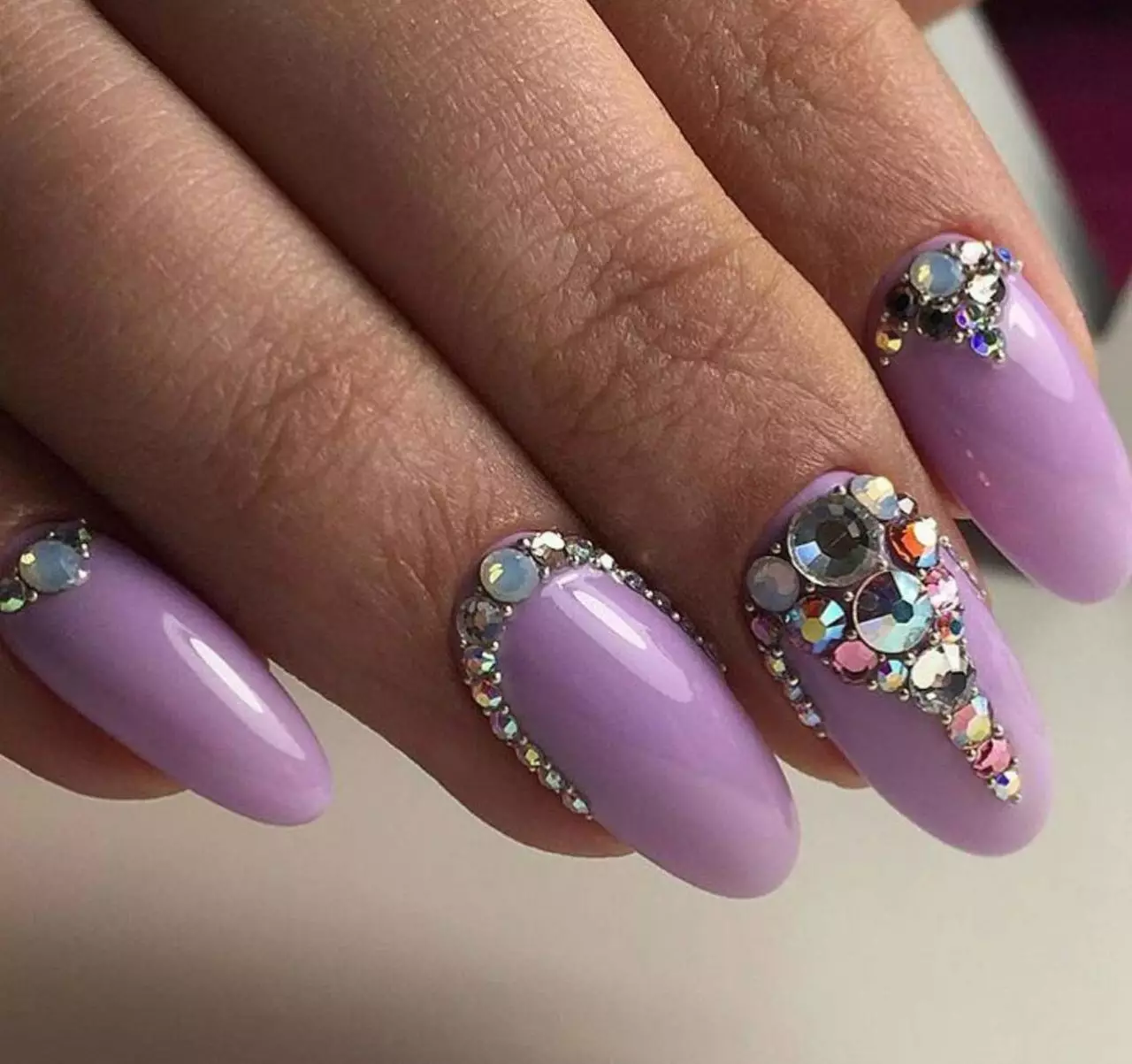Design of lilac nails (63 photos): Ideas for a lilac color manicure with sparkles, rhinestones and pattern 17252_48