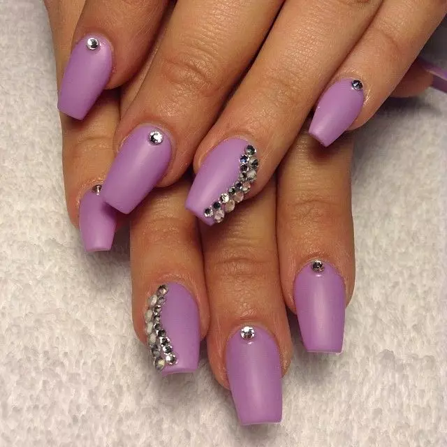 Design of lilac nails (63 photos): Ideas for a lilac color manicure with sparkles, rhinestones and pattern 17252_49