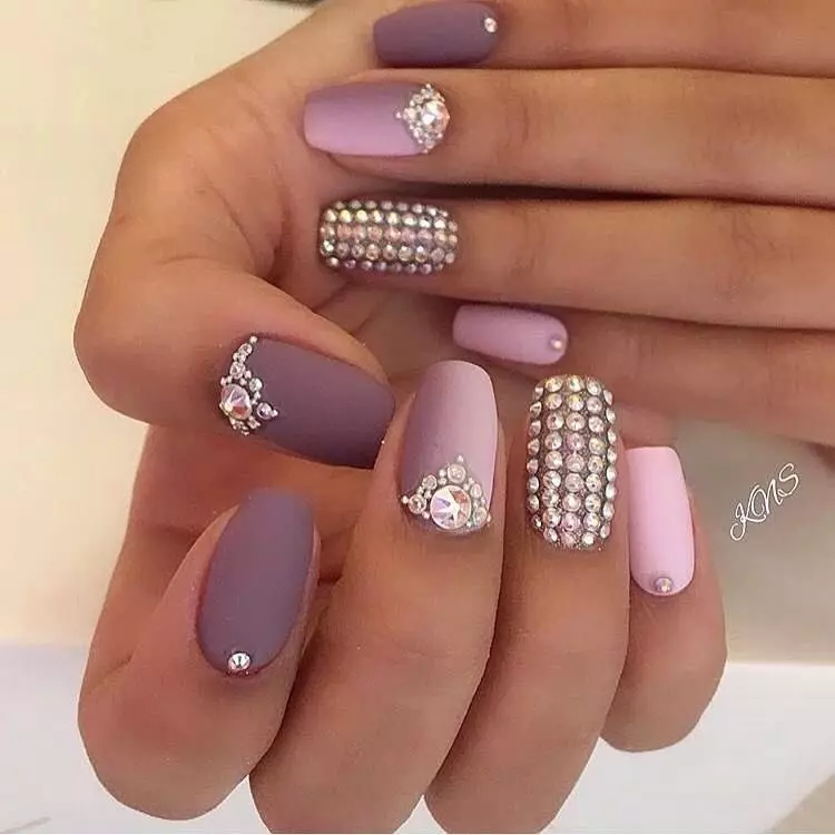Design of lilac nails (63 photos): Ideas for a lilac color manicure with sparkles, rhinestones and pattern 17252_50