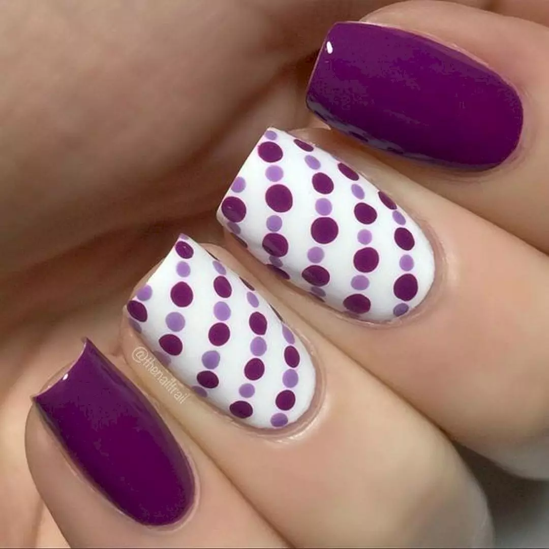 Design av Lilac Nails (63 bilder): Idéer för en lila färg manikyr med gnistrar, rhinestones och mönster 17252_55