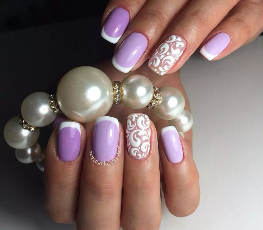 Design av Lilac Nails (63 bilder): Idéer för en lila färg manikyr med gnistrar, rhinestones och mönster 17252_56
