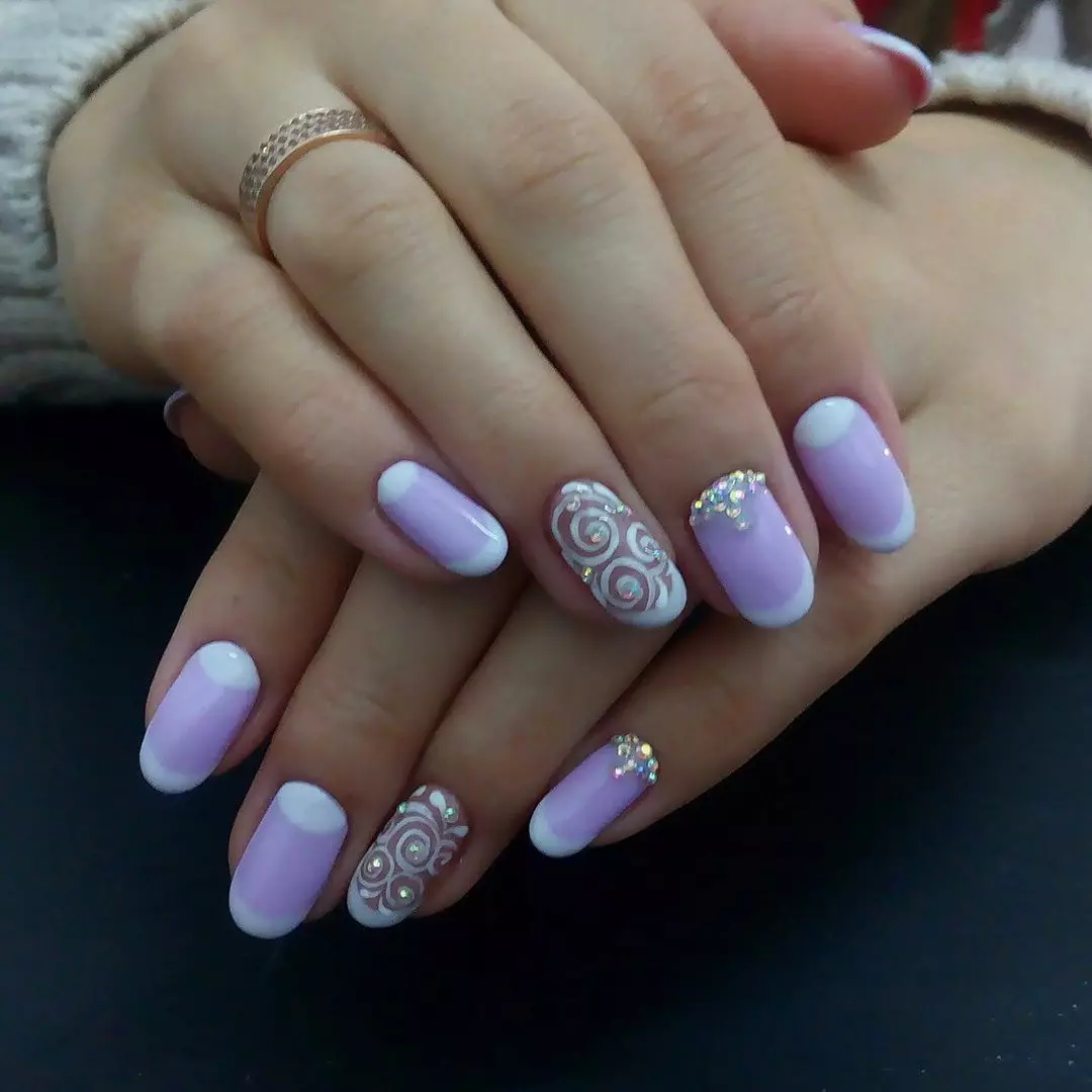 Lilac Nails- ის დიზაინი (63 ფოტო): იდეები lilac ფერადი მანიკური ერთად sparkles, rhinestones და ნიმუში 17252_57