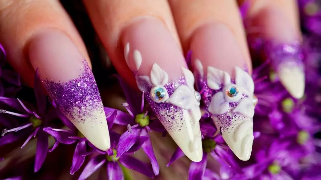 Lilac Nails- ის დიზაინი (63 ფოტო): იდეები lilac ფერადი მანიკური ერთად sparkles, rhinestones და ნიმუში 17252_58