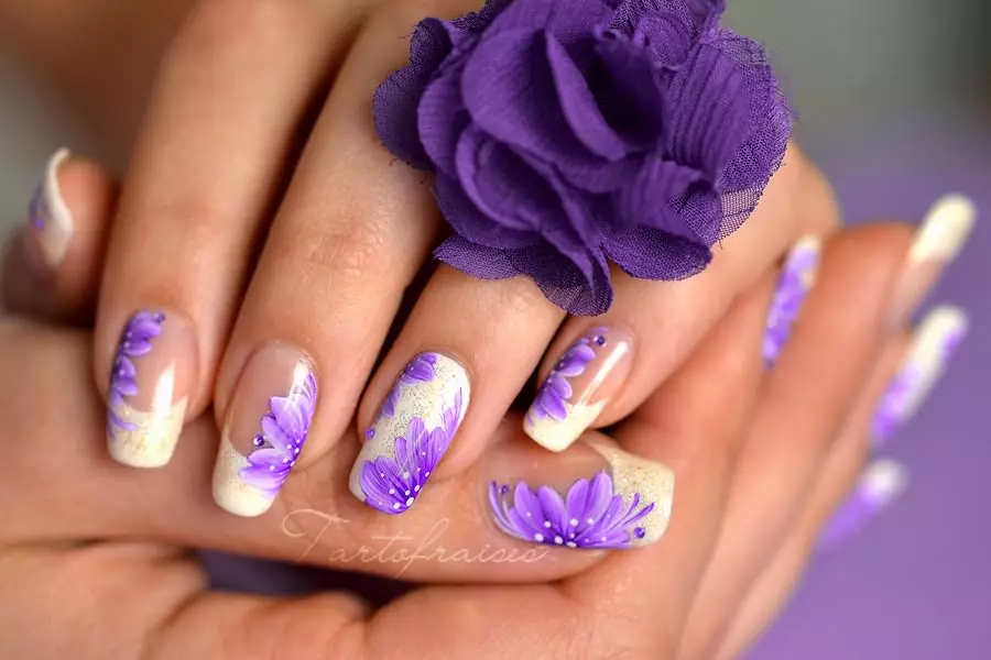 Lilac Nails- ის დიზაინი (63 ფოტო): იდეები lilac ფერადი მანიკური ერთად sparkles, rhinestones და ნიმუში 17252_59