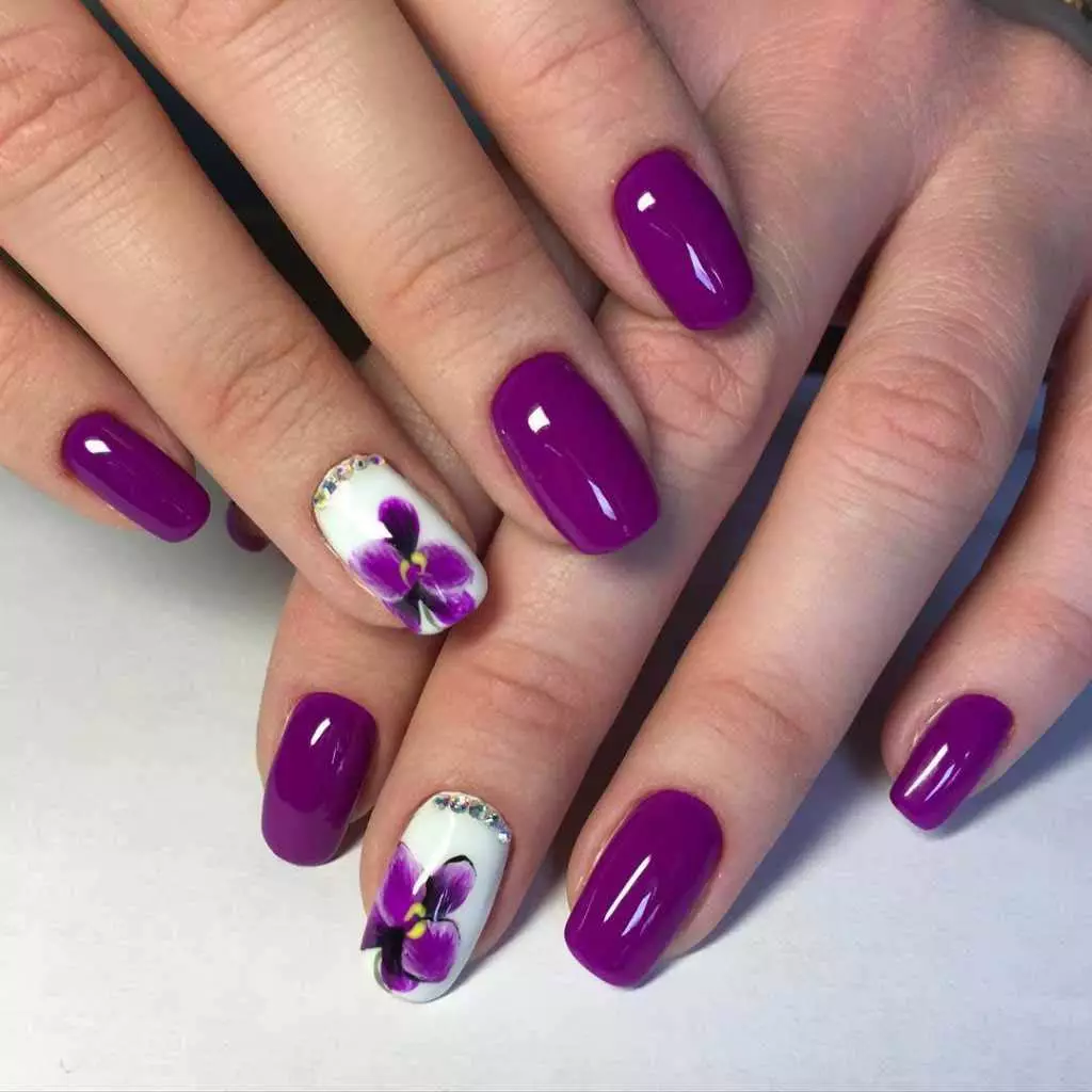 Design av Lilac Nails (63 bilder): Idéer för en lila färg manikyr med gnistrar, rhinestones och mönster 17252_60