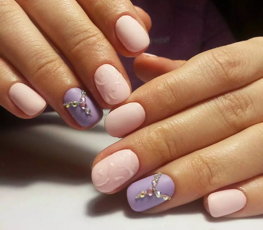 Design of lilac nails (63 photos): Ideas for a lilac color manicure with sparkles, rhinestones and pattern 17252_8
