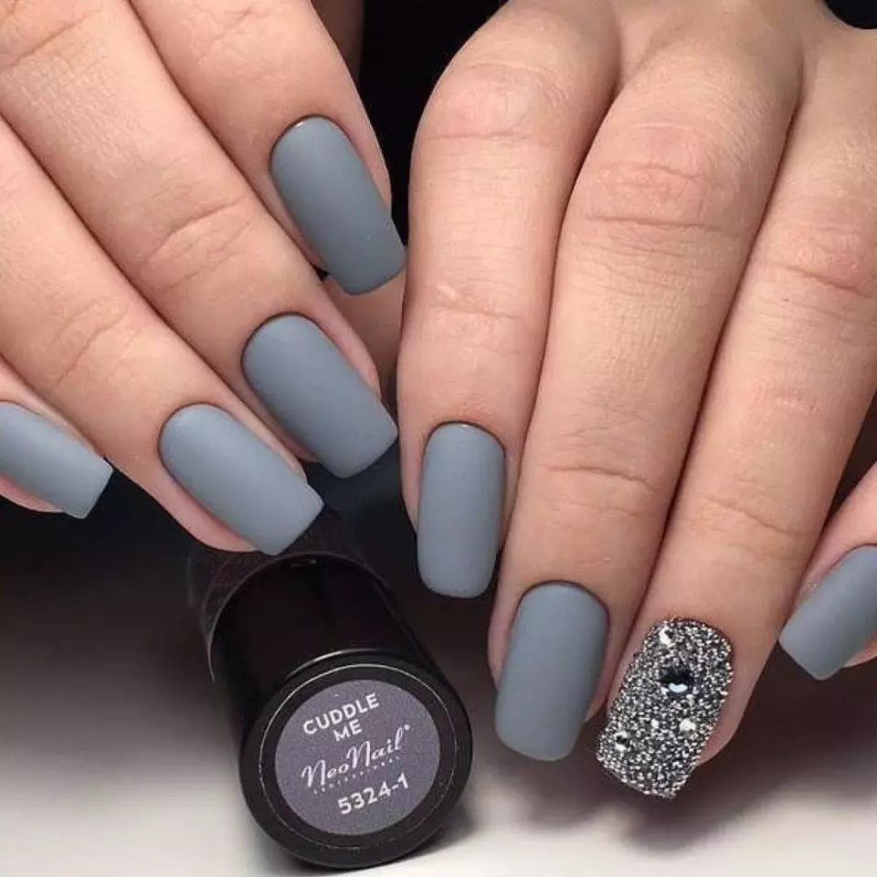 I-Grey Manicure (izithombe ezingama-76): Idizayini yezipikili nge-lacquer emnyama nempunga nezinhlanganisela ezinhle ezinama-sequins aluhlaza okwesibhakabhaka nobuhlalu 17253_11